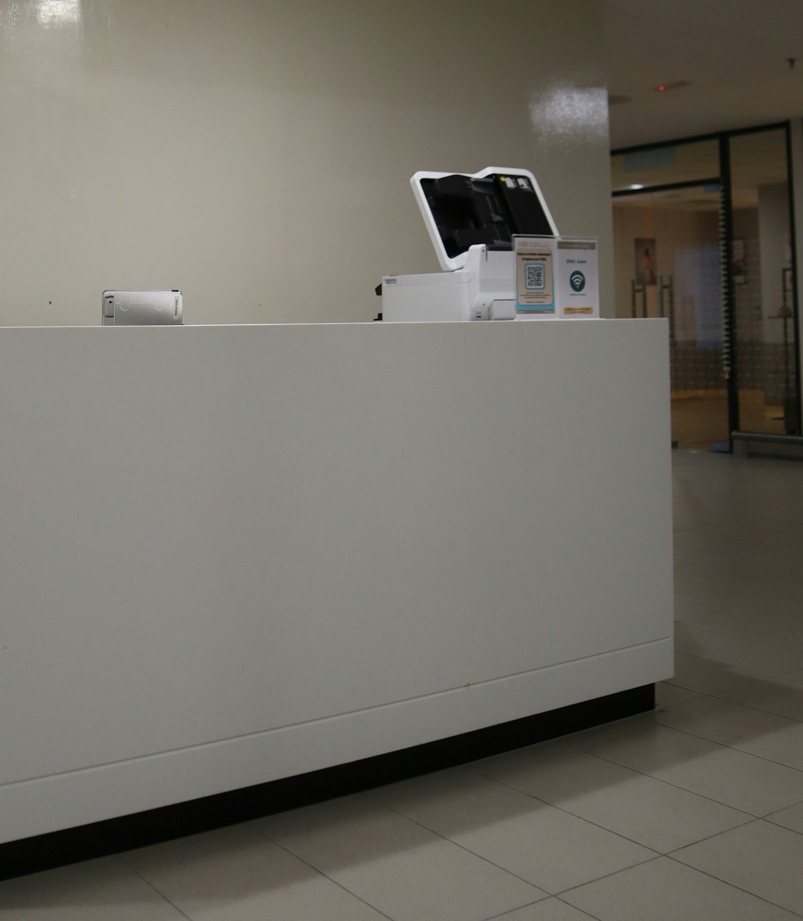 Recepción minimalista de un centro sanitario